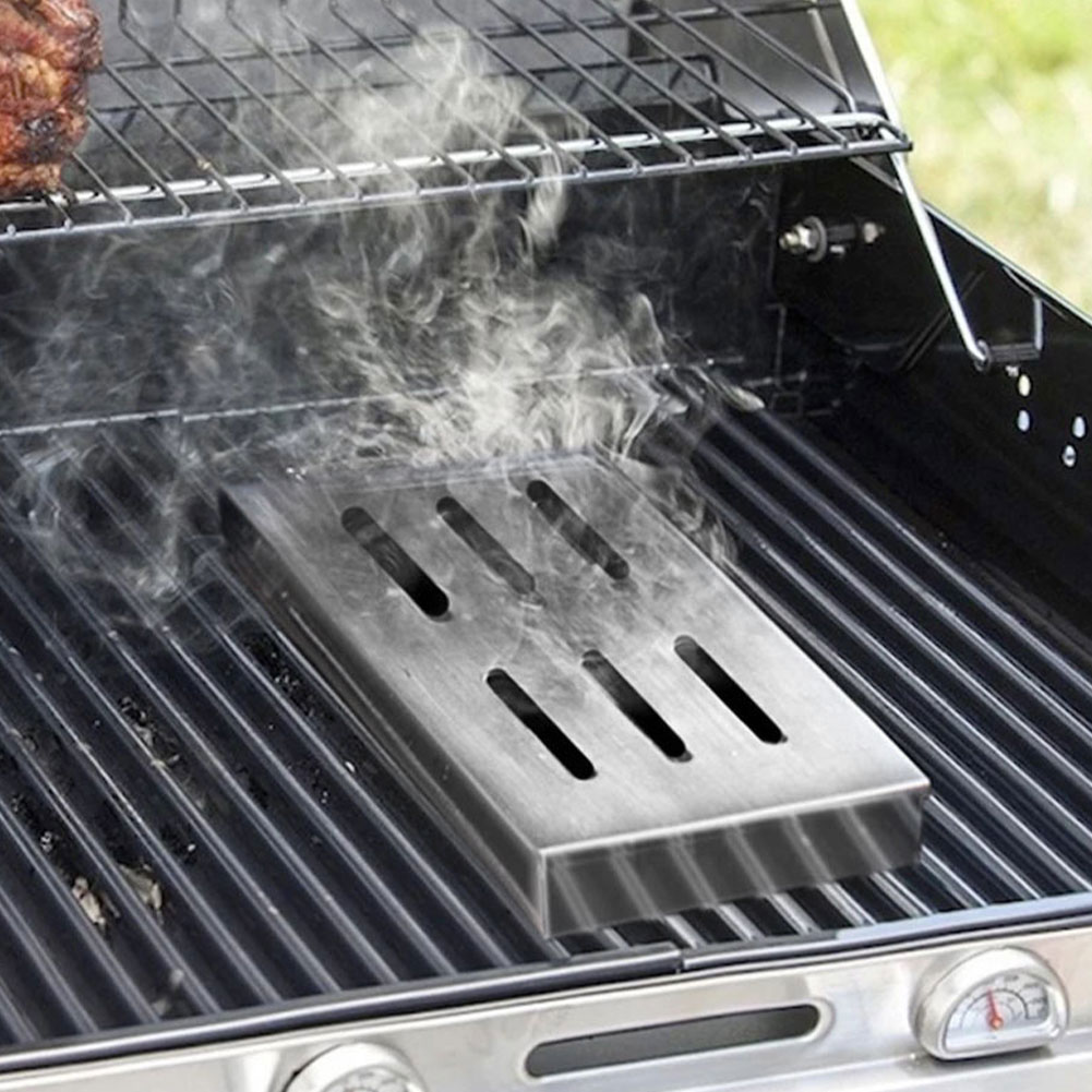 Boîte à Fumoir Pour BBQ – Acier Inoxydable 22,2×9,2×4,4 Cm – 28 Trous – Couvercle à Charnière – Résiste à La Chaleur – Idéale Gaz, Charbon, Viande, Poisson